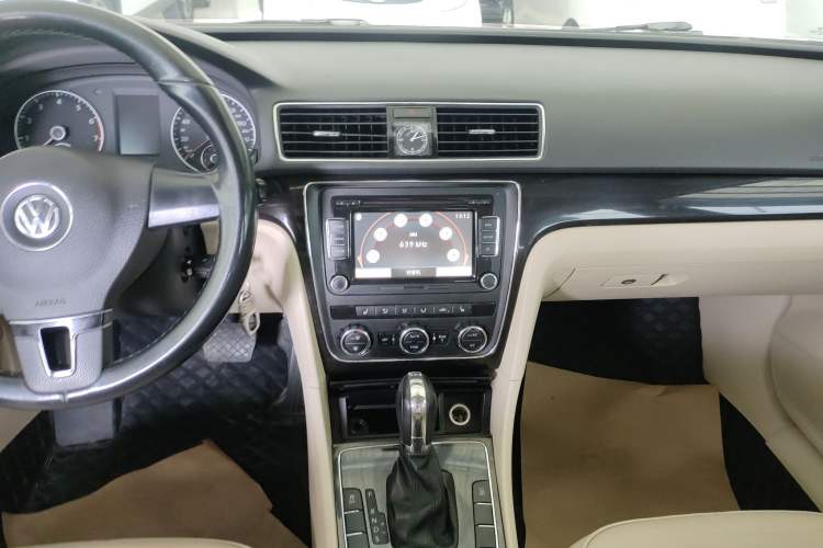 Used Volkswagen Passat 2014 1.8TSI DSG Prestige Navigation Edition Audio And AC Panel