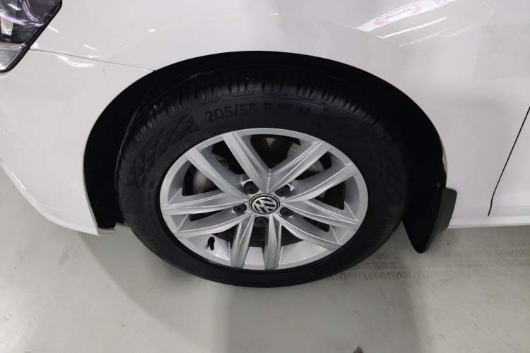 Used Volkswagen Golf 2018 230TSI Automatic Comfort Model Left Front Wheel Hub