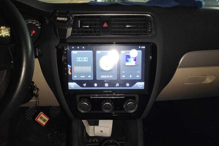 Used Volkswagen Sagitar 2014 1.6L Manual Comfort Model Audio And AC Panel