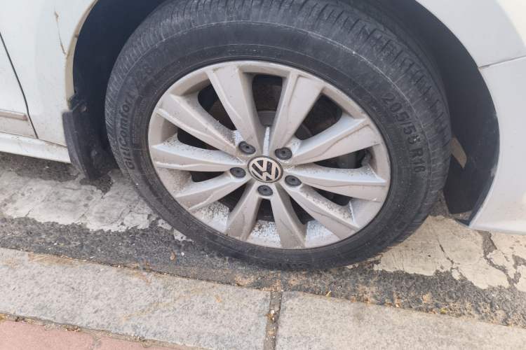 Used Volkswagen Sagitar 2015 1.6L Automatic Comfort Model Right Front Wheel Hub