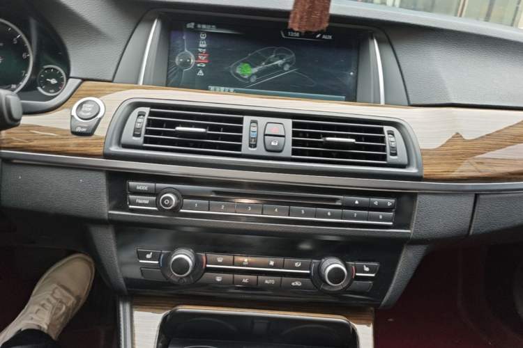 Used BMW 5 Series 2014 525Li Fashion Design Package Audio And AC Panel