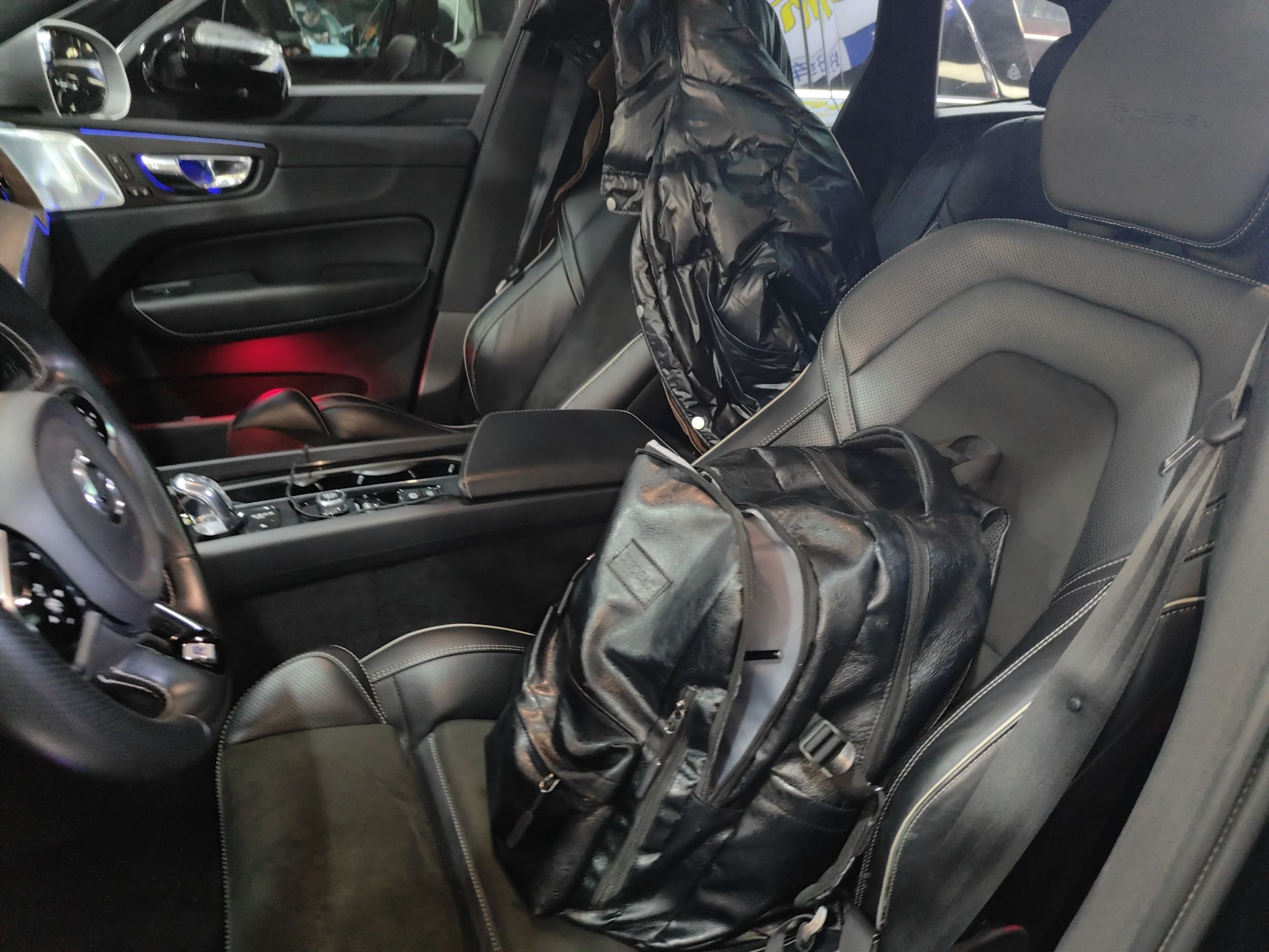 المقاعد الأمامية داخل السيارة