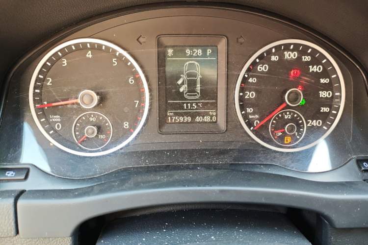 Used Volkswagen Tiguan 2010 2.0 TSI Automatic All-Wheel Drive Flagship Edition Odometer Close Up