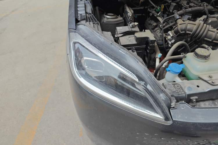 Used Wuling Hongguang New Energy 2025 Extended-Range Hybrid 50 km Utility Version Right Front Headlight