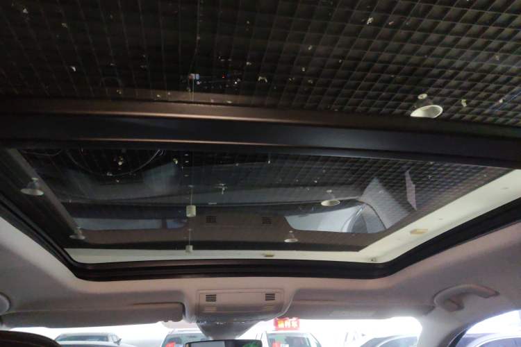 Used Volkswagen Tayron 2024 300TSI Two-Wheel-Drive Luxury Plus Advanced Version Headliner