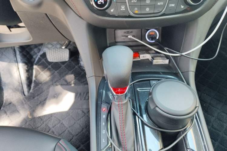 Used Chevrolet Equinox 2023 Mild Hybrid 2.0T RS All-Wheel-Drive Smart Guardian Edition Gear Lever