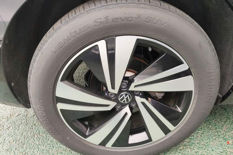 Used Volkswagen Tavendor 2023 380TSI Four-Wheel Drive R-Line Cruise Edition Right Rear Wheel Hub