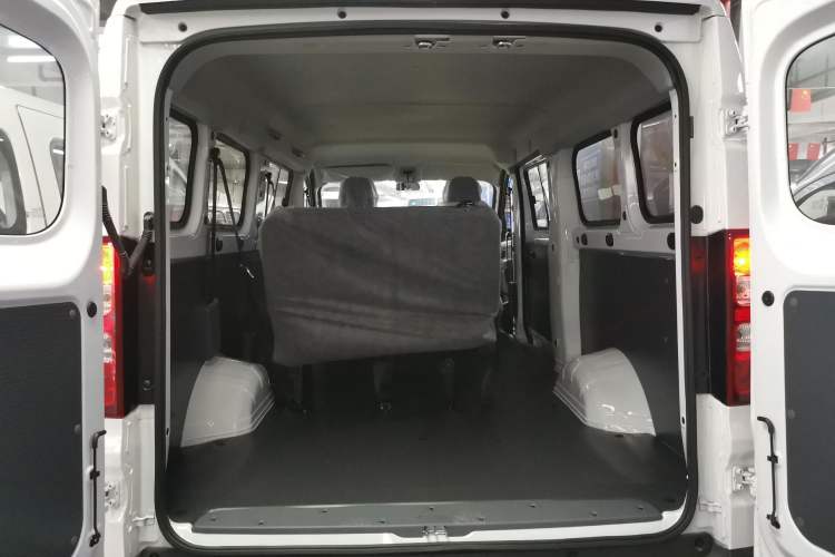 Used Wuling Yangguang 2024 300KM Comfort Version Passenger Van 75kW
