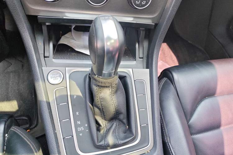 Used Volkswagen Golf 2016 230TSI Automatic Luxury Version Gear Lever