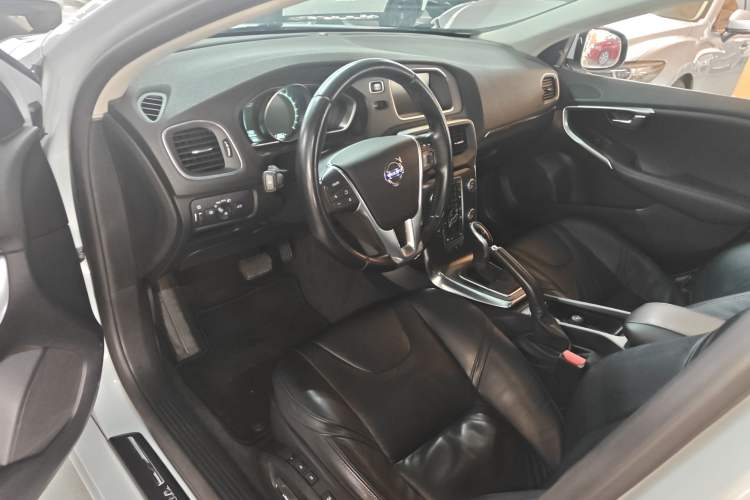 Used Volvo V40 2014 2.0T Zhiya Edition
