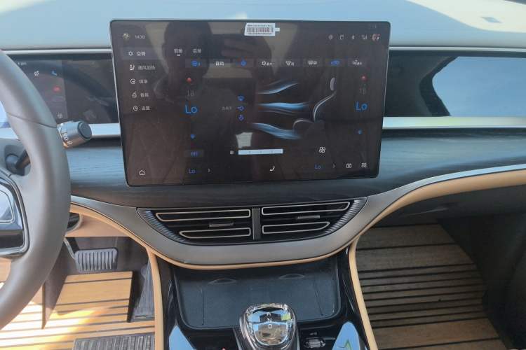 Used Denza D9 2022 DM-i 970 Four-Wheel Drive Prestige Model Audio And AC Panel