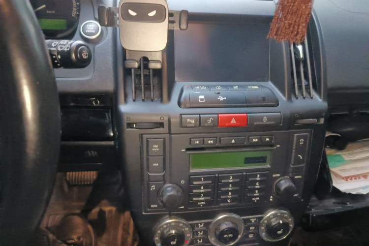 Used Land Rover Freelander 2 2011 3.2L i6 HSE Gasoline Edition Audio And AC Panel