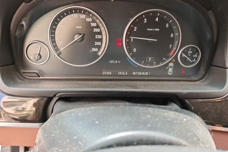 Used BMW 5 Series 2014 525Li Leading Model Odometer Close Up