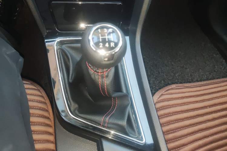 Used Venucia D60 2018 1.6L Manual Smart Connect Elite Edition Gear Lever