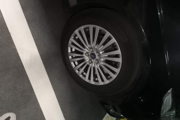 Used Ford Taurus 2015 EcoBoost 245 Luxury Model Right Front Wheel Hub