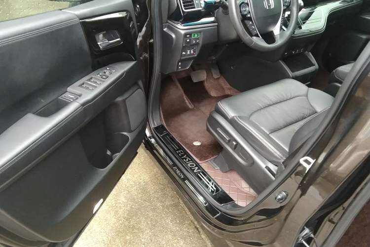 Used Honda Elysion 2019 2.0L Hybrid Supreme Edition Driver Seat