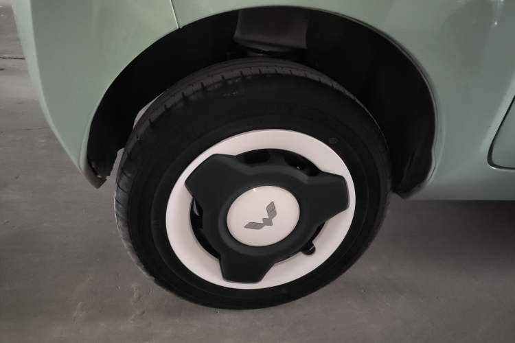 Used Wuling Hongguang MINIEV 2021 Macaron Fashion Model Lithium Iron Phosphate Right Rear Wheel Hub