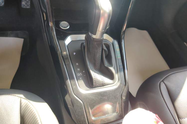 Used Volkswagen T-ROC 2021 280TSI DSG Two-Wheel Drive Comfort Connect Edition Gear Lever