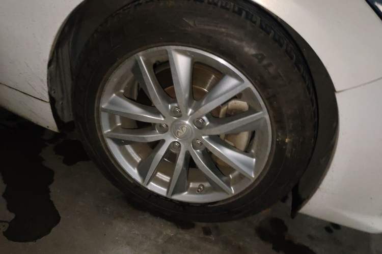 Used Infiniti Q50 2014 3.7L Comfort Edition Right Front Wheel Hub