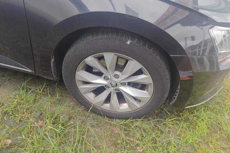 Used Skoda Superb 2016 TSI280 DSG Innovation Edition Right Front Wheel Hub