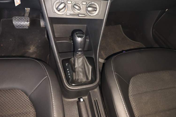 Used Skoda Rapid Spaceback 2016 Revised 1.6L Automatic Chuanxing Version Gear Lever