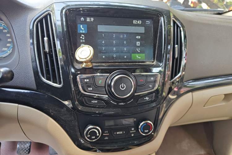 Used Baojun 730 2014 1.5L Manual Luxury Navigation ESP Version 7 Seats Audio And AC Panel