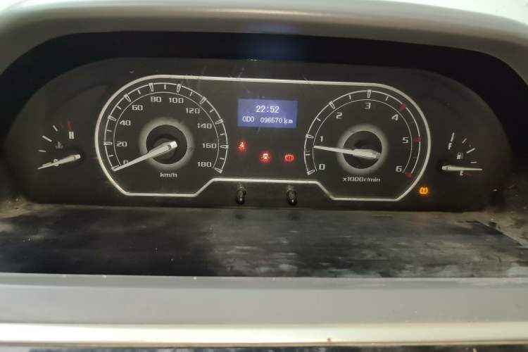 Used SAIC MAXUS Xintu V80 2019 2.5T Classic Model 6-Speed Manual – Aoyuntong Short Wheelbase Ultra-Low Roof 5/6 Seats Instrument Cluster