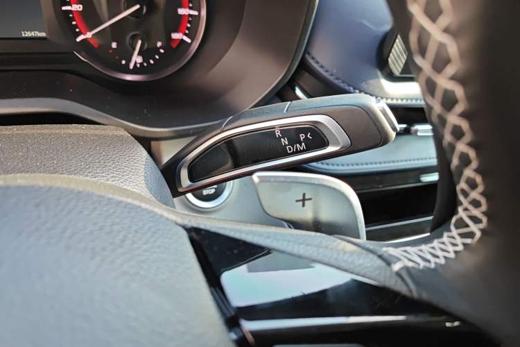 Used SAIC MAXUS Xintu V90 2024 ZhiJie 2.0T Automatic Rear-Drive Long-Wheelbase High-Roof Model with Single Rear Tire Available in 6/7-Seater Configurations
