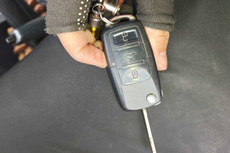 Used Mitsubishi Zinger 2011 2.0L Manual Transmission Luxury Version Vehicle Key