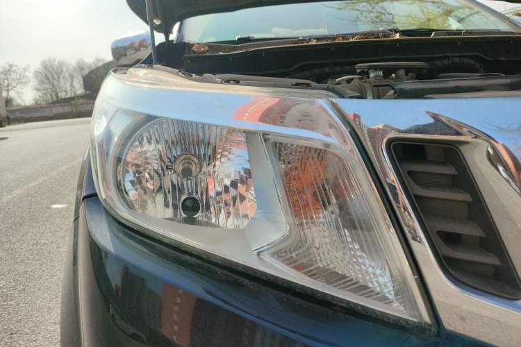 Used Nissan Navara 2017 2.5L Automatic 2WD Luxury Edition QR25 Right Front Headlight