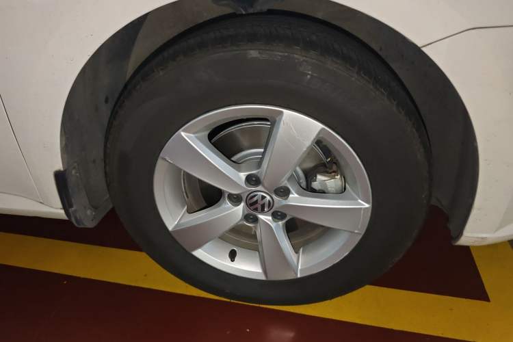 Used Volkswagen Gran Lavida 2013 1.6L Manual Fashion Model Right Front Wheel Hub