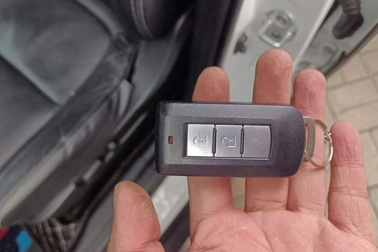 Used Mitsubishi Outlander 2017 2.0L Two-Wheel Drive Glory Edition 5 Seats Vehicle Key