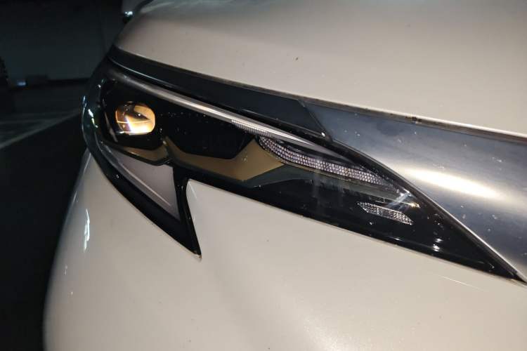 Used Toyota Granvia 2024 2.5L Hybrid Prestige PLUS Four-Wheel Drive Version Right Front Headlight