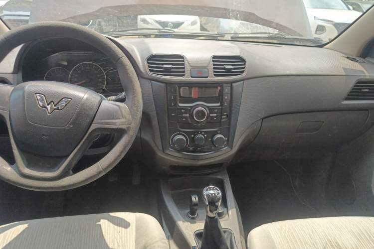 Used Wuling Hongguang 2015 1.5L S Basic Version China V Standard Audio And AC Panel