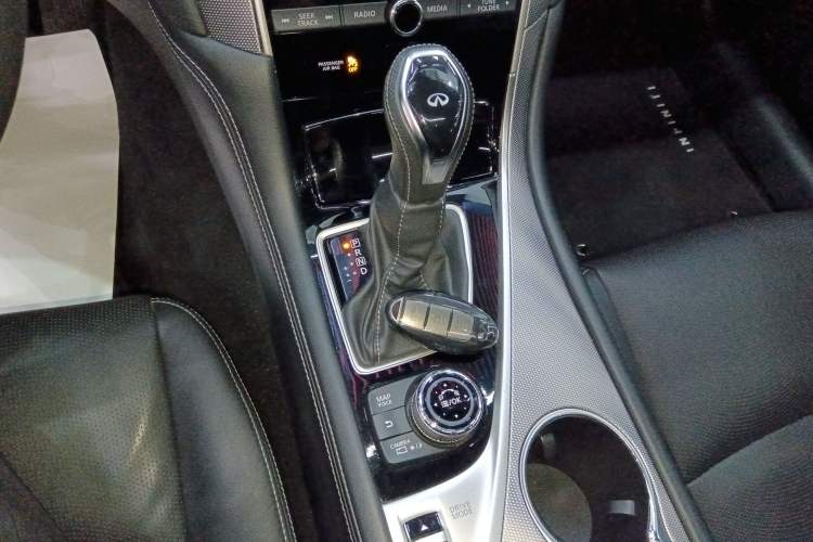 Used Infiniti Q50L 2018 2.0T Enjoyment Version China VI Standard Gear Lever