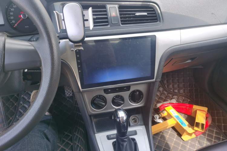 Used Volkswagen Lavida 2015 1.6L Automatic Fashion Edition Audio And AC Panel