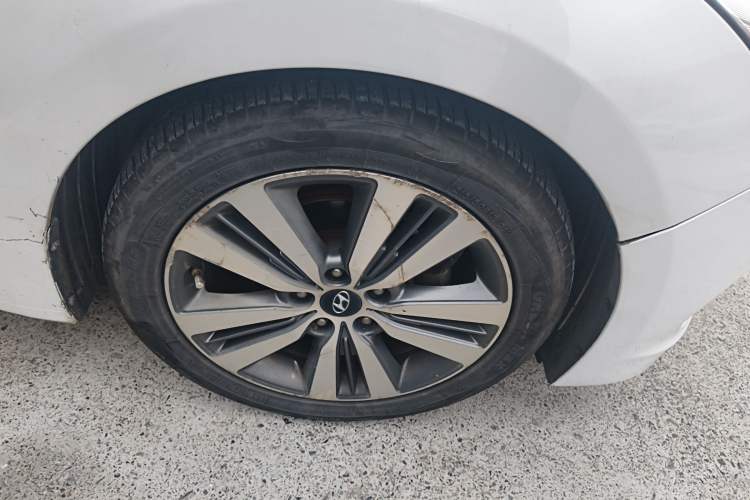 Used Hyundai Mistra 2014 1.8L Automatic Smart GLS Right Front Wheel Hub