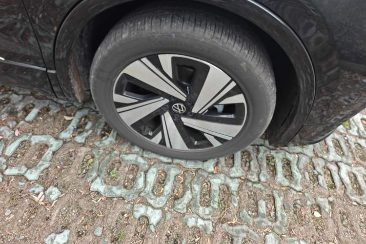 Used Volkswagen Tiguan L 2023 Facelifted 380TSI Automatic All-Wheel Drive R-Line Plus Version 7-Seater
