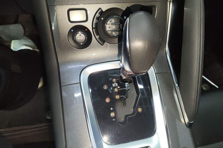 Used Peugeot 3008 2016 1.6THP Automatic Prestige Edition Gear Lever