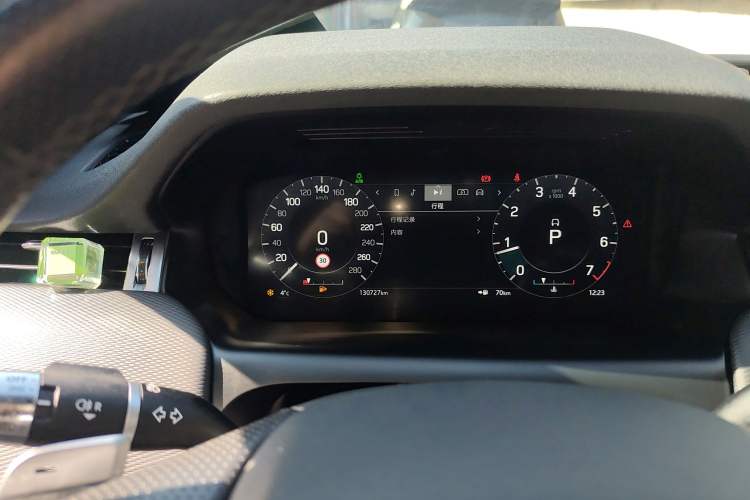 Used Land Rover Discovery Sport 2022 249 PS R-Dynamic SE Performance Tech Edition 5 Seats Odometer Close Up