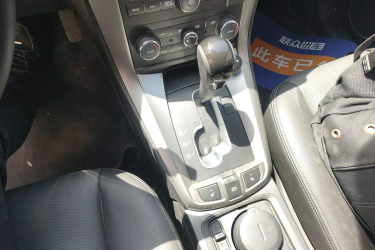 Used Chevrolet Captiva 2017 2.4L 4x4 Flagship Edition 7-Seater Gear Lever
