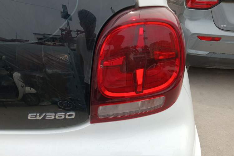 Used Roewe Clever 2021 302 km New Four-Seater Super-Efficient Version Right Rear Taillight