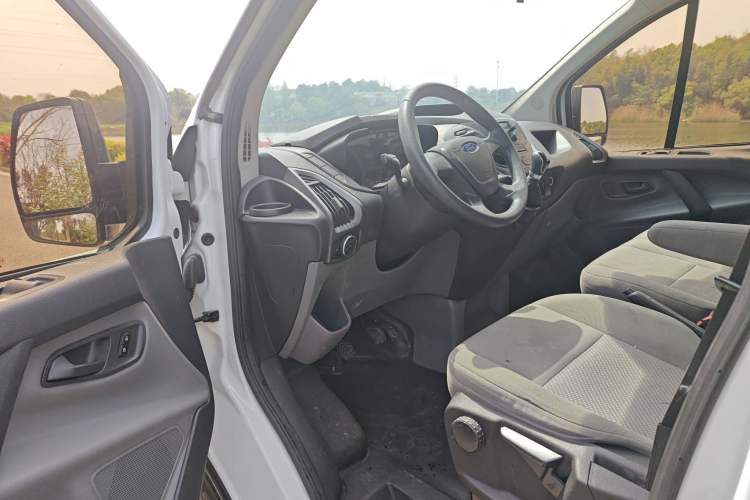 Used Ford Transit 2017 2.0T Diesel Multi-Purpose Commercial Vehicle Short Wheelbase Low Roof China V Standard