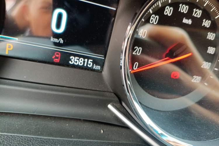 Used Chevrolet Orlando 2018 Redline 530T Automatic Enjoyment Edition (5+2 Model) – China V Standard Odometer Close Up