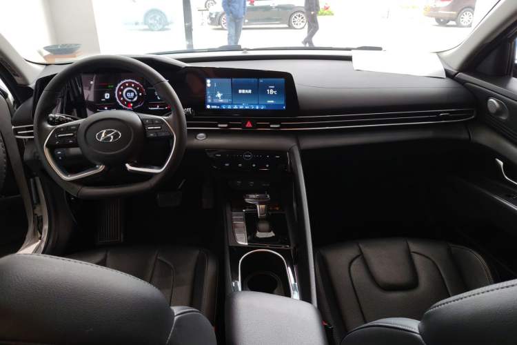 Used Hyundai Elantra 2021 1.5L CVT LUX Prestige Edition
