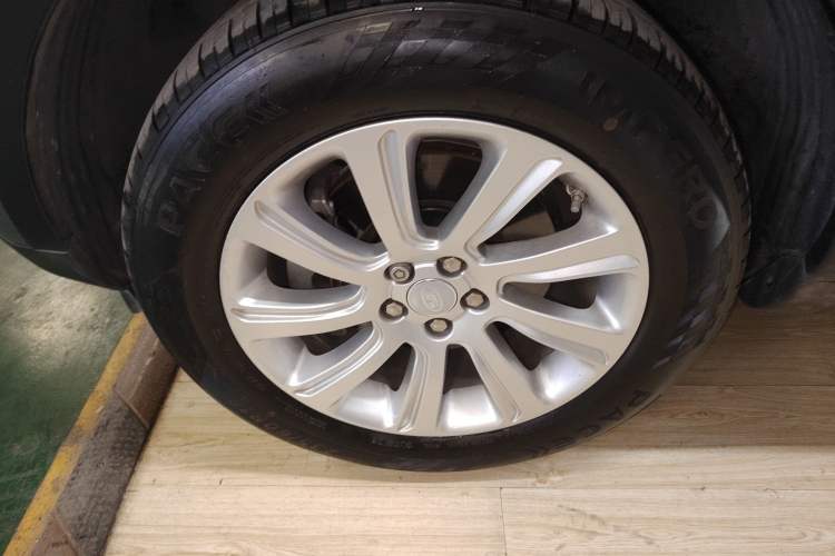 Used Land Rover Discovery Sport 2016 2.0T SE Exterior 4