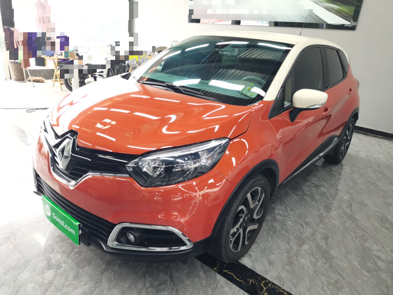 تحت مقدمة السيارة