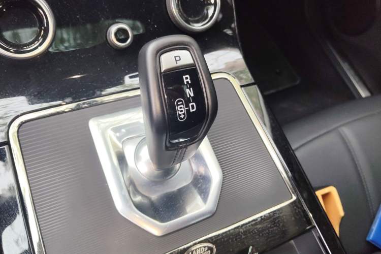 Used Land Rover Range Evoque 2022 Aurora L 249 PS R-Dynamic Collins Antique Bronze Special Edition Gear Lever