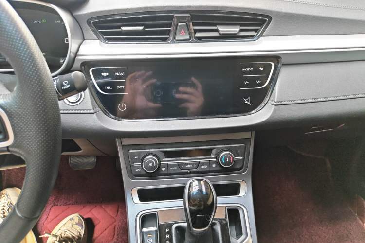 Used Geely Auto Emgrand 2018 1.5L CVT Upward Connect Edition Audio And AC Panel