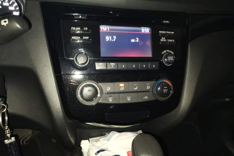 Used Nissan Qashqai 2016 2.0L CVT Elite Edition Audio And AC Panel